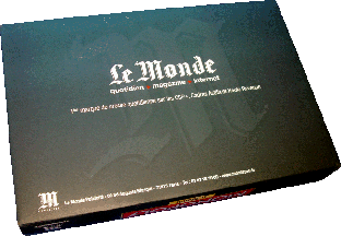Rugzijde van de Le Monde wikkel om de Wereld Editie.