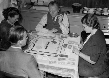 Monopoly spelen, gezellig in de keuken, in 1941 (=W.O.II)