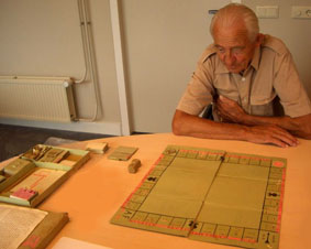 Siemon draagt het spel over aan het Gevangenismuseum - sept.2006.