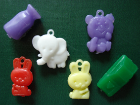The 6 plastic tokens.